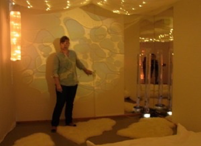 Stinsgårdens förskolaのSensory roomと園長のマリー先生
